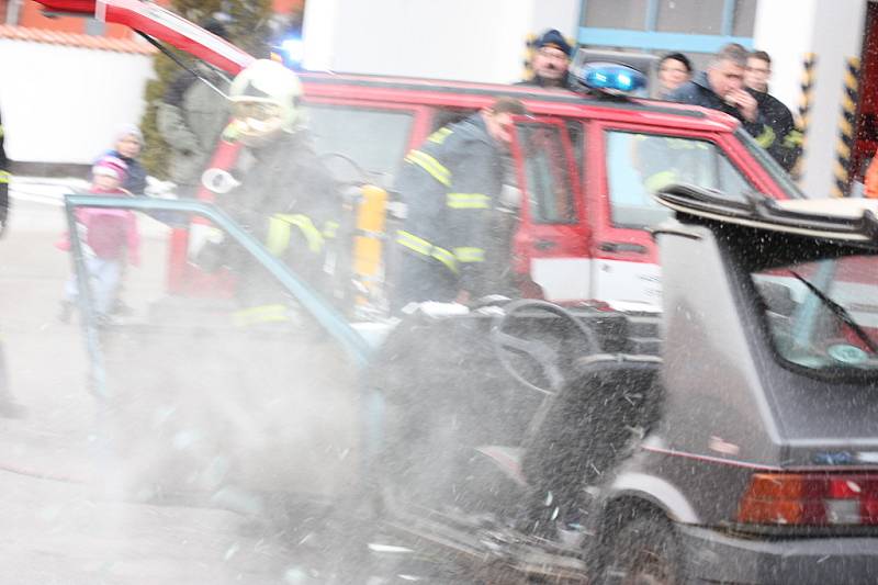 Oslavy 140. výročí založení Sboru dobrovolných hasičů v Mladé Boleslavi si nenechaly ujít stovky lidí. K vidění byla požární technika, ukázky zásahu atd.