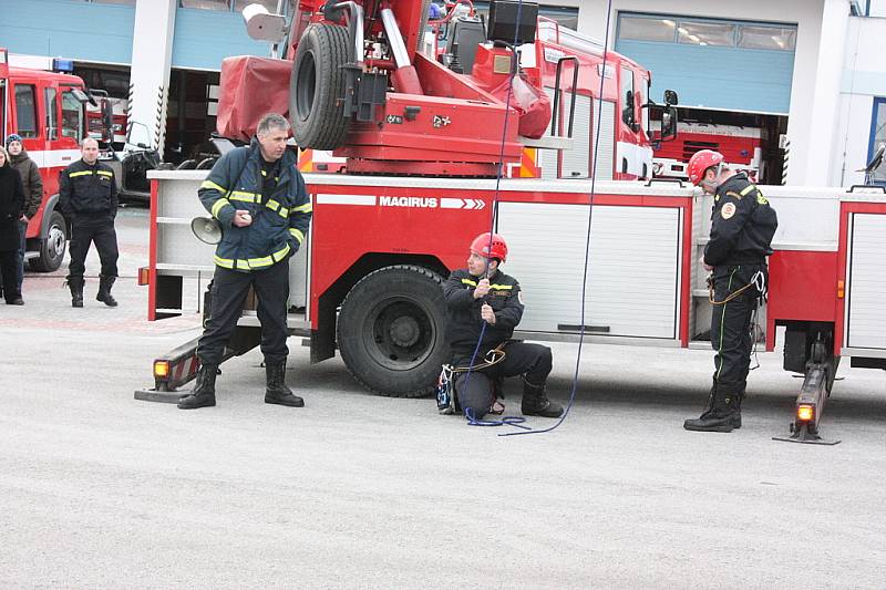 Oslavy 140. výročí založení Sboru dobrovolných hasičů v Mladé Boleslavi si nenechaly ujít stovky lidí. K vidění byla požární technika, ukázky zásahu atd.