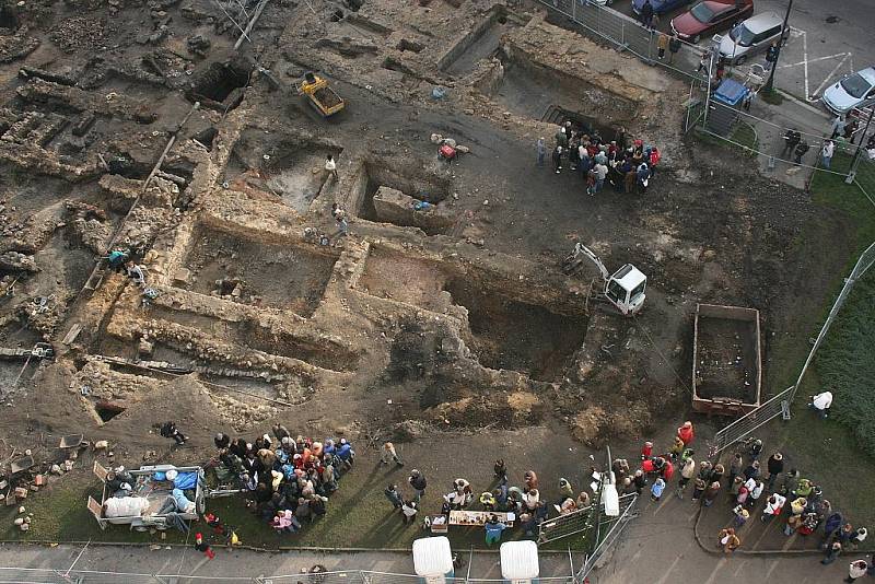 Otevření vykopávek na Starém městě přilákalo stovky zájemců.