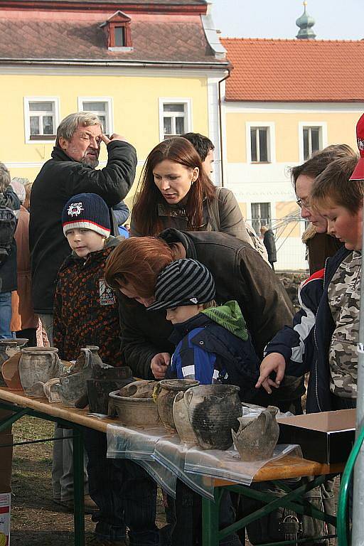 Otevření vykopávek na Starém městě přilákalo stovky zájemců.