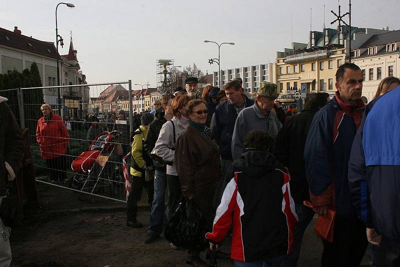 Otevření vykopávek na Starém městě přilákalo stovky zájemců.