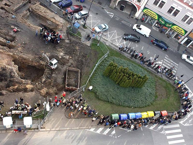 Otevření vykopávek na Starém městě přilákalo stovky zájemců.