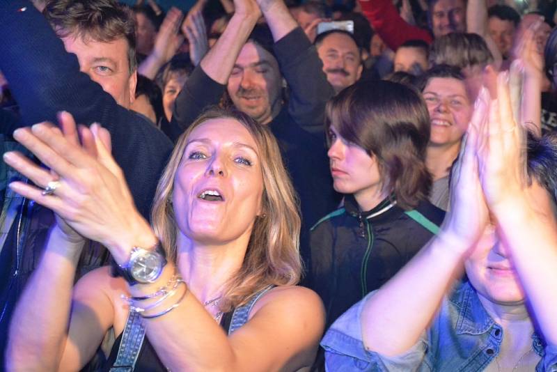 Z koncertu kapely Diskant v mnichovohradišťském klubu Rock Posilovna.