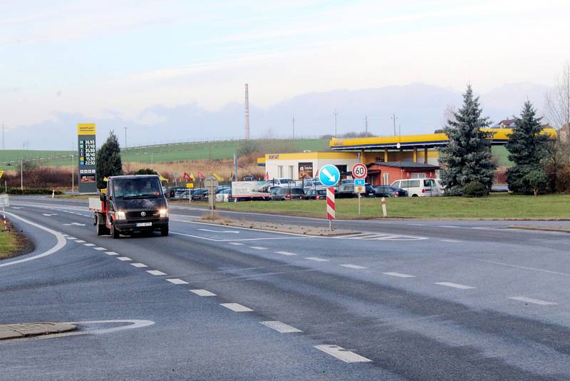 Frekventovaná křižovatka na výjezdu z Mladé Boleslavi u Plaz.