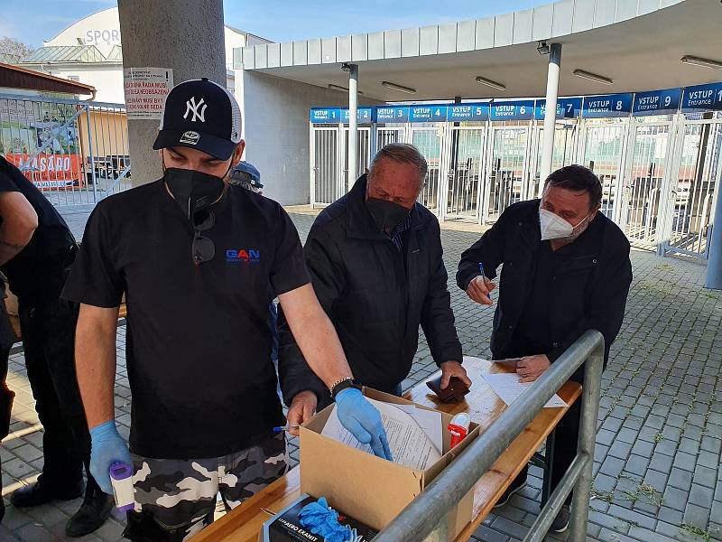 Fotbaloví fanoušci se také v Uherském Hradišti vrátili na ligový stadion.