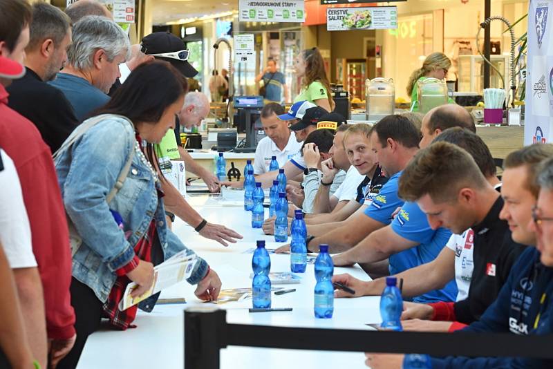 Autogramiáda k Bohemia Rally proběhla ve čtvrtek odpoledne v boleslavském obchodním centru Bondy.