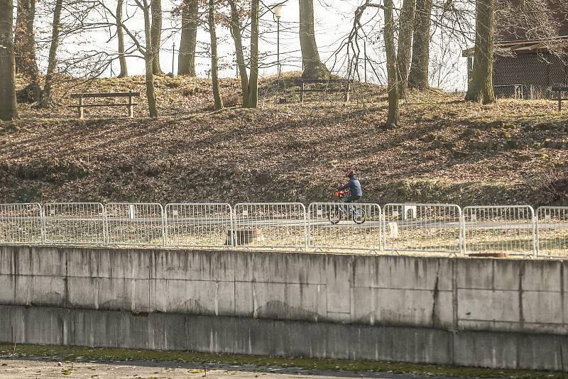 Areál dětského hřiště a koupaliště v Kosmonosích na Mladoboleslavsku.