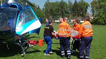 Záchranka zraněného muže převezla ze stavby, kde se zřítil, na bakovské fotbalové hřiště, kde přistál vrtulník a transportoval jej do nemocnice na pražských Vinohradech.