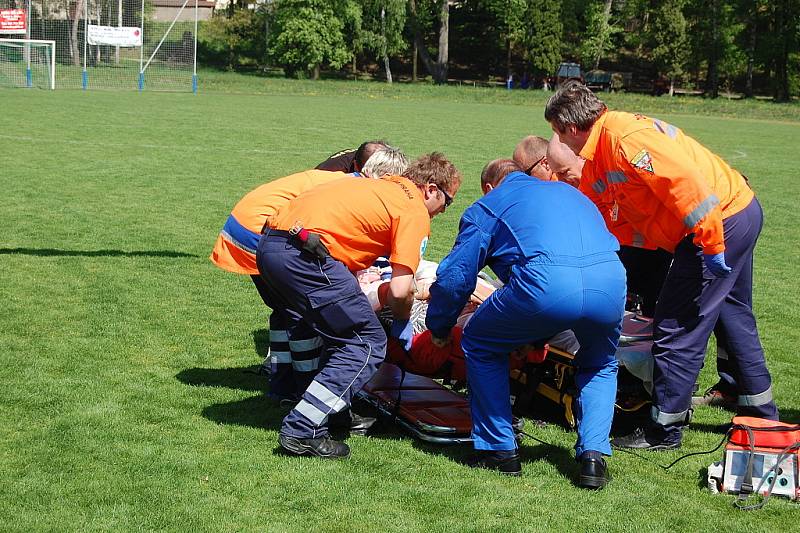 Záchranka zraněného muže převezla ze stavby, kde se zřítil, na bakovské fotbalové hřiště, kde přistál vrtulník a transportoval jej do nemocnice na pražských Vinohradech.