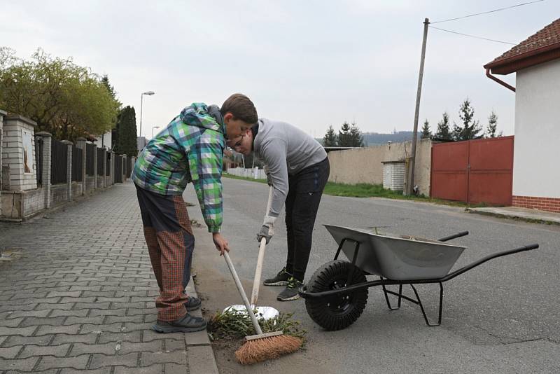 V Kolomutech místní o víkendu zvelebovali obec