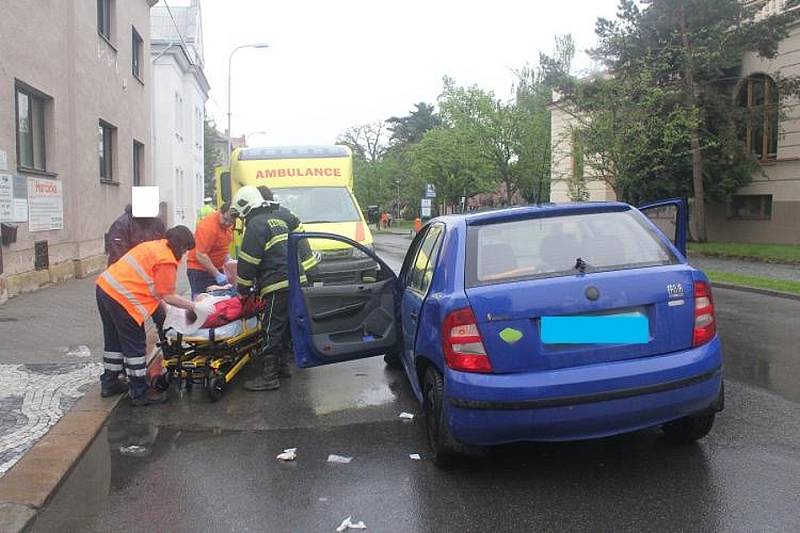 Srážka dvou automobilů Husova ulice Boleslav