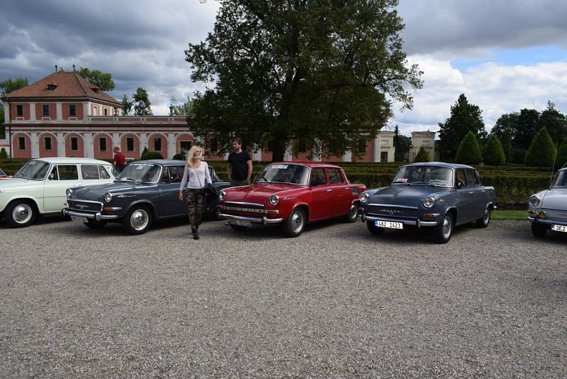 Výstava automobilů Škoda MB 1000 na zámku v Mnichově Hradišti.