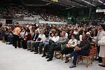 Fanoušci zcela zaplnili zimní stadion upravený k sezení. Přišlo jich na 3500.