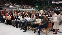 Fanoušci zcela zaplnili zimní stadion upravený k sezení. Přišlo jich na 3500.