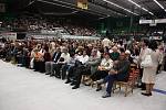 Fanoušci zcela zaplnili zimní stadion upravený k sezení. Přišlo jich na 3500.