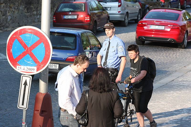 Fanoušci Karla Gotta se valí na stadion v Mladé Boleslavi. Dopravu řídí městská policie.