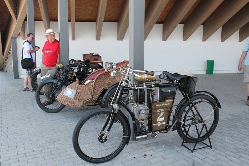 Veteráni se sjeli před Letecké muzeum Metoděje Vlacha a udělali tam velkou parádu