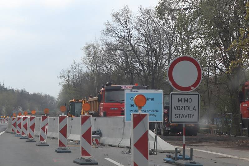 Oprava mostu a s tím spojené zúžení na dálnici D10 mezi Prahou a Mladou Boleslaví - na úrovni sjezdu ke Staré Boleslavi.