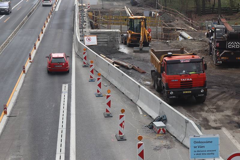 Oprava mostu a s tím spojené zúžení na dálnici D10 mezi Prahou a Mladou Boleslaví - na úrovni sjezdu ke Staré Boleslavi.