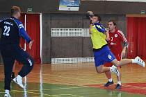Boleslavský hráč Jan Makovec (při střelbě) patřil k nejlepším domácím hráčům v derby s Bělou.