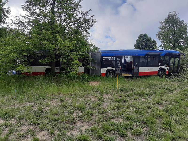 Šest lidí utrpělo zranění při čelním střetu příměstského kloubového autobusu a osobního auta, k němuž došlo v úterý na staré mladoboleslavské silnici II/610.