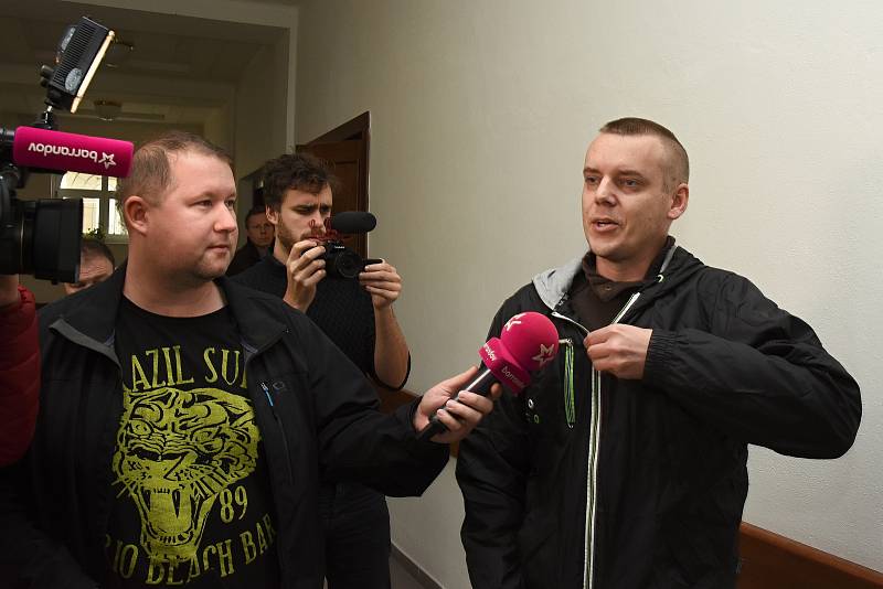 Z údajných útoků na bezdomovce se od čtvrtka zpovídají před Okresním soudem v Mladé Boleslavi strážníci místní městské policie. Oba vinu odmítají.