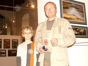 Oceněný dárce krve Pavel Bryxi se svým synem Matějem
