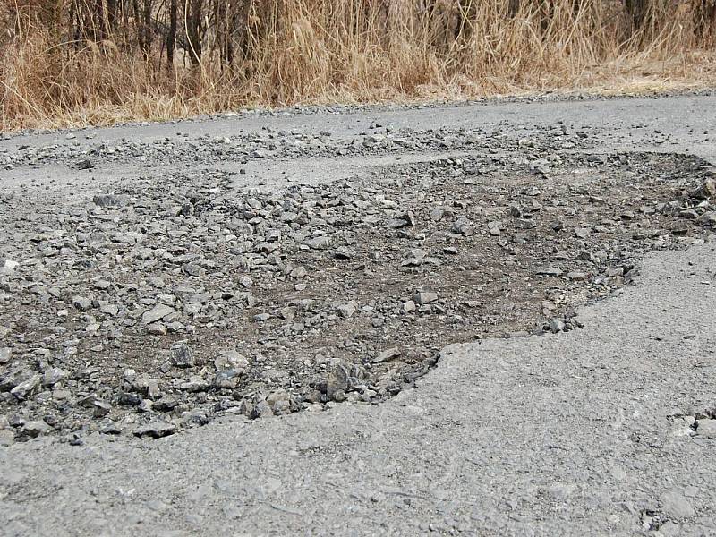 Silnice mezi Bakovem a Stakory je ve velmi špatném stavu.