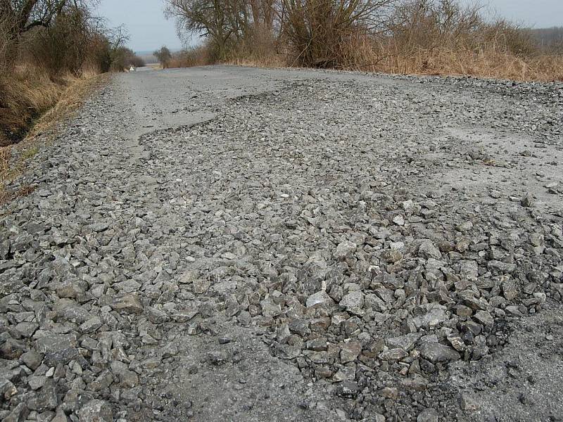 Silnice mezi Bakovem a Stakory je ve velmi špatném stavu.