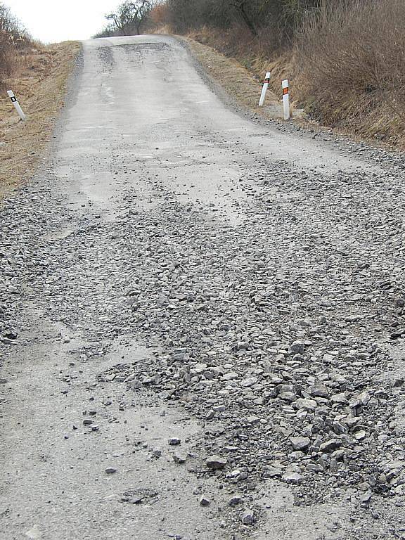 Silnice mezi Bakovem a Stakory je ve velmi špatném stavu.