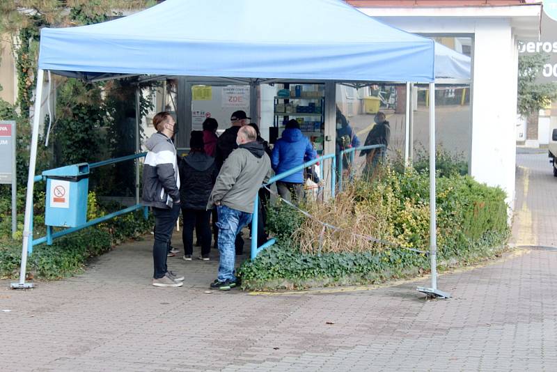 Testovací místo v Mladé Boleslavi sídlí jen pár metrů vedle hlavního vchodu do Klaudiánovy nemocnice.