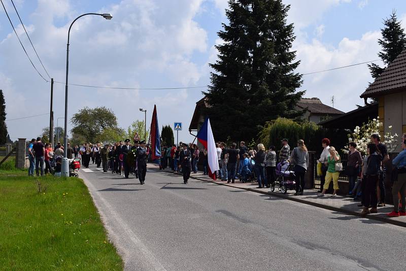 Dvaasedmdesátá Národní pouť v Ledcích přilákala již tradičně mnoho lidí. Slavnostní průvod došel od základní školy k pomníku padlých, kde účastníci uctili památku padlých v květnu 1945.