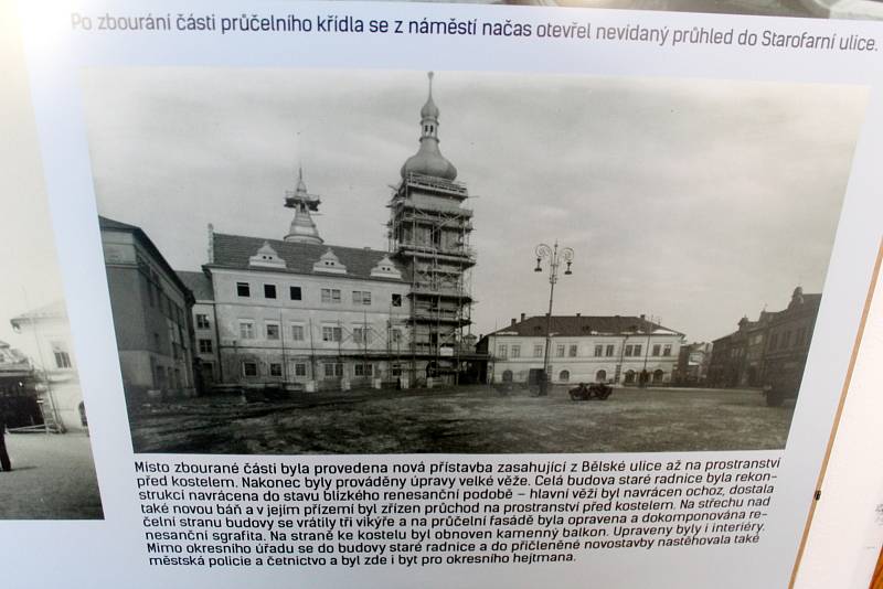 V Muzeu Mladoboleslavska na Hradě je v prvním patře k vidění neobyčejná výstava snímků z historie Staroměstského náměstí.