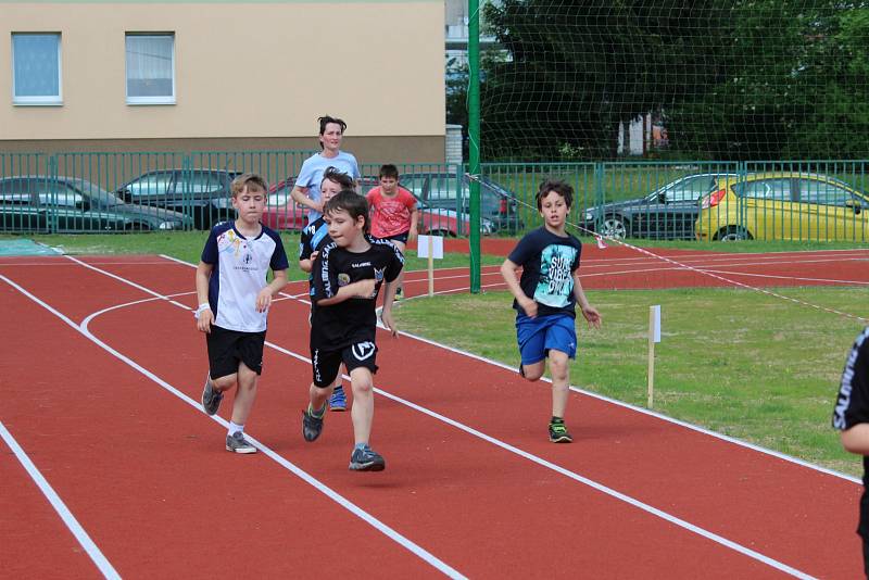 PÁTÁ ZÁKLADNÍ škola Mladá Boleslav se letos už podruhé zapojila do charitativní akce Run and Help aneb běhání, které pomáhá.