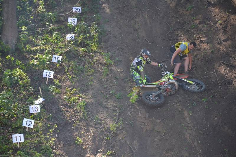 Moto závody do vrchu v Mladé Boleslavi.