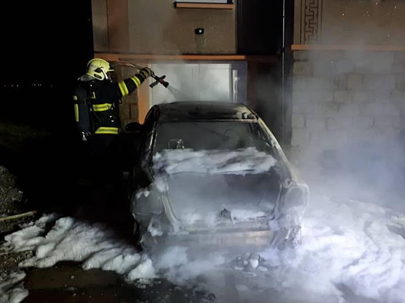 Ranní požár vozidla v obci Nepřevážka u Mladé Boleslavi.
