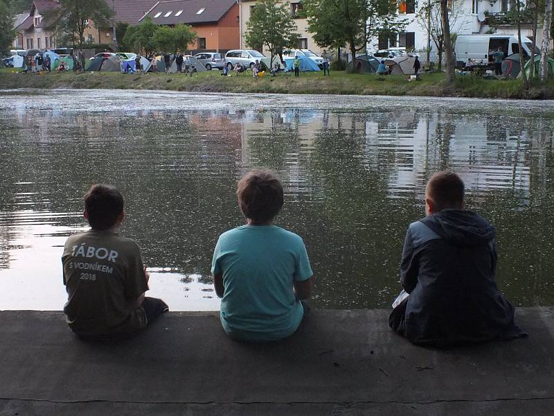 Z dětských rybářských závodů na rybníku Slon v Bělé pod Bezdězem.