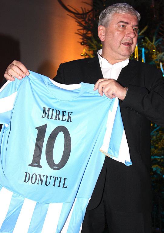 Miroslav Donutil s vlastním dresem FK Mladá Boleslav.