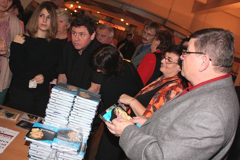 Zájemci si koupili knihy Miroslava Donutila.