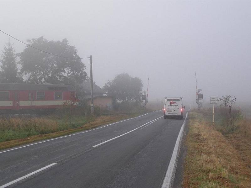 Železniční přejezd u Veselé, na kterém nefungovalo výstražné znamení a projížděl vlak.