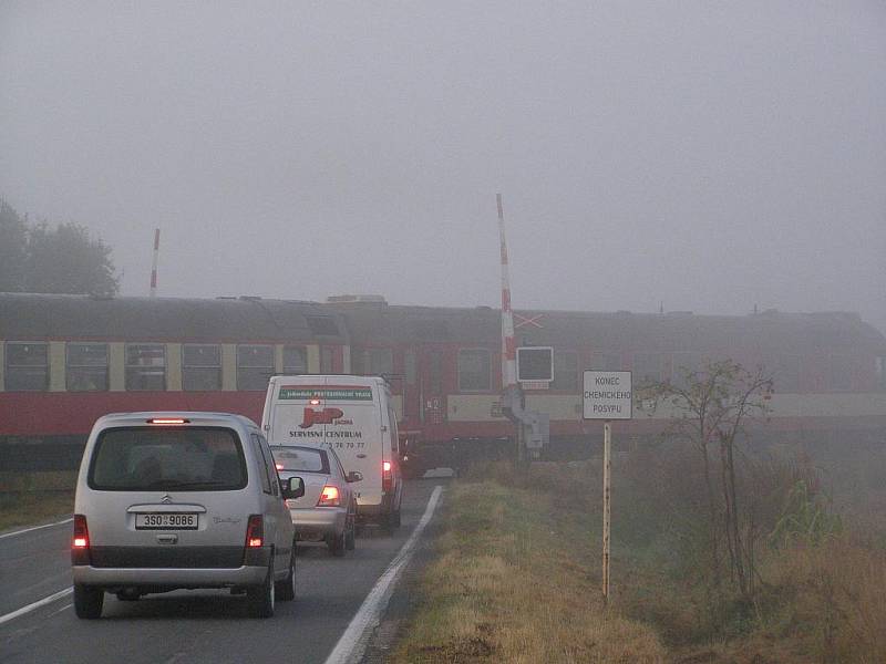 Železniční přejezd u Veselé, na kterém nefungovalo výstražné znamení a jel vlak.