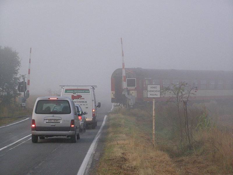 Železniční přejezd u Veselé, na kterém nefungovalo výstražné znamení a jel vlak.