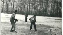 Hokejová utkání na rybníku ve Velkém Chvojně. První polovina 70. let