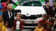 Šéf Škody Auto Winfried vahland, členové představenstva Eckhard Scholz a Bohdan Wojnar a komparz dětí představili ve Frankfurtu novou Škodu MissionL.