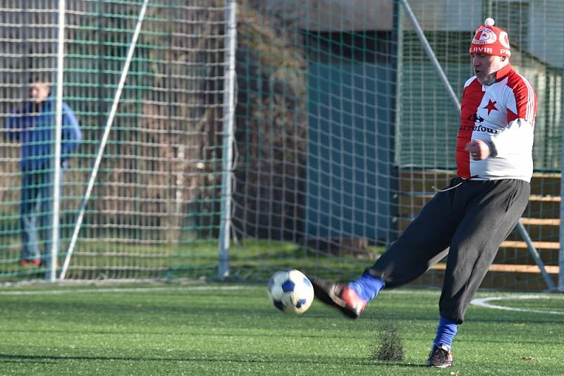 Na malém fotbalovém hřišti na "umělce" v Řepově poslední den v roce proběhlo Silvestrovské fotbalové derby mezi příznivci Slávie a Sparty.