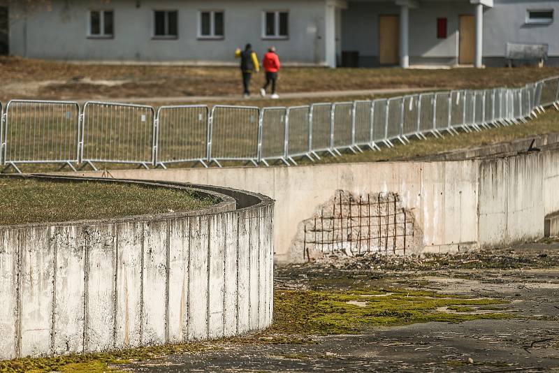 Areál dětského hřiště a koupaliště v Kosmonosích na Mladoboleslavsku.