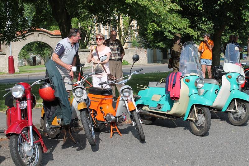 V Bezně se sjeli příznivci historických motocyklů a vyjeli na okružní jízdu po Mladoboleslavsku