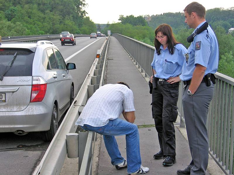 Policisté uklidňují sebevraha na mostě za Mladou Boleslaví.