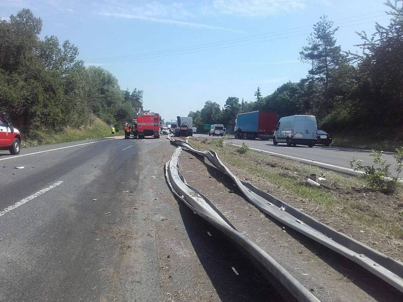 Převrácená cisterna na dálnici D10 na Mladoboleslavsku.