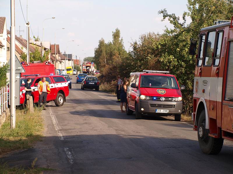 Požár, vzniklý pravděpodobně jiskrami odlétnutými od brzdy vlaku, zachvátil úsek trati mezi Bakovem nad Jizerou a Bělou pod Bezdězem.